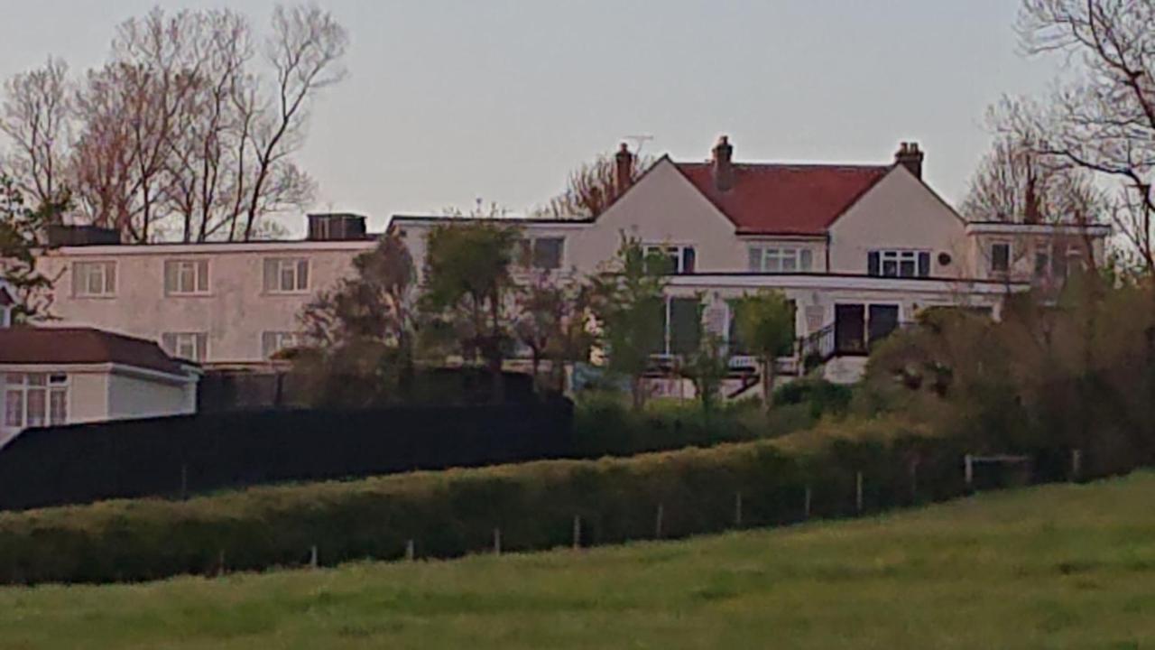 Sandown Manor Bagian luar foto